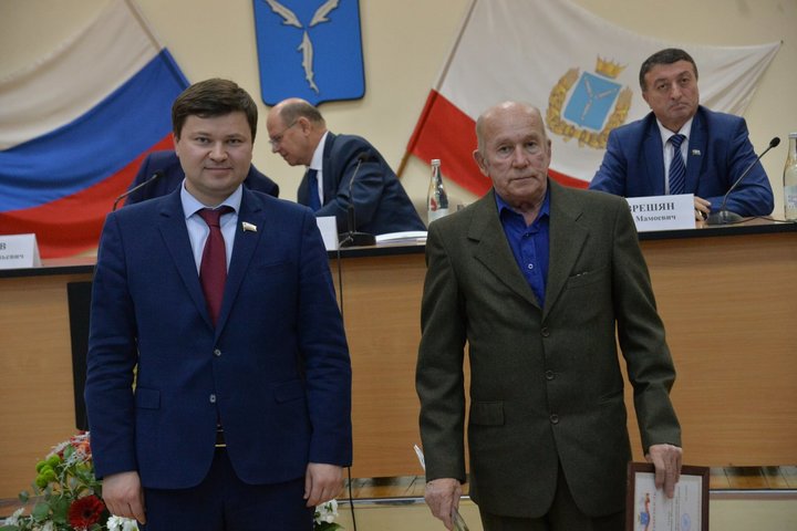 Министр строительства и ЖКХ Дмитрий Тепин (слева)