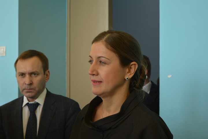 Министр образования региона Ирина Седова (в центре)