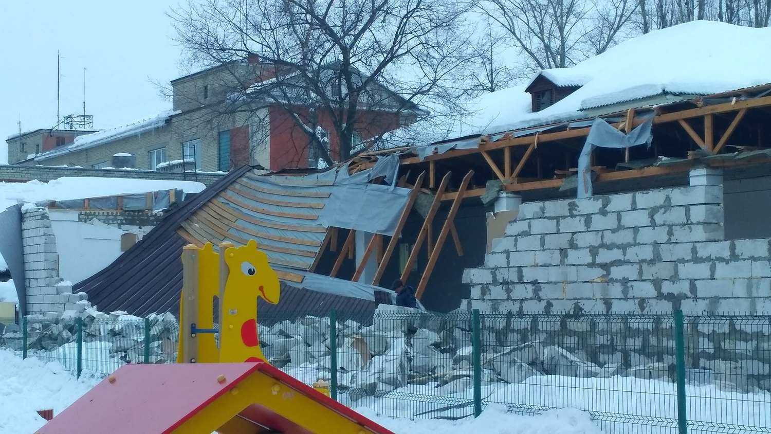 Сломал на крыше замок песня. Обрушение кровли от снега. Провалилась крыша. Крыша сломалась от снега. Провалилась крыша в гараже от снега.