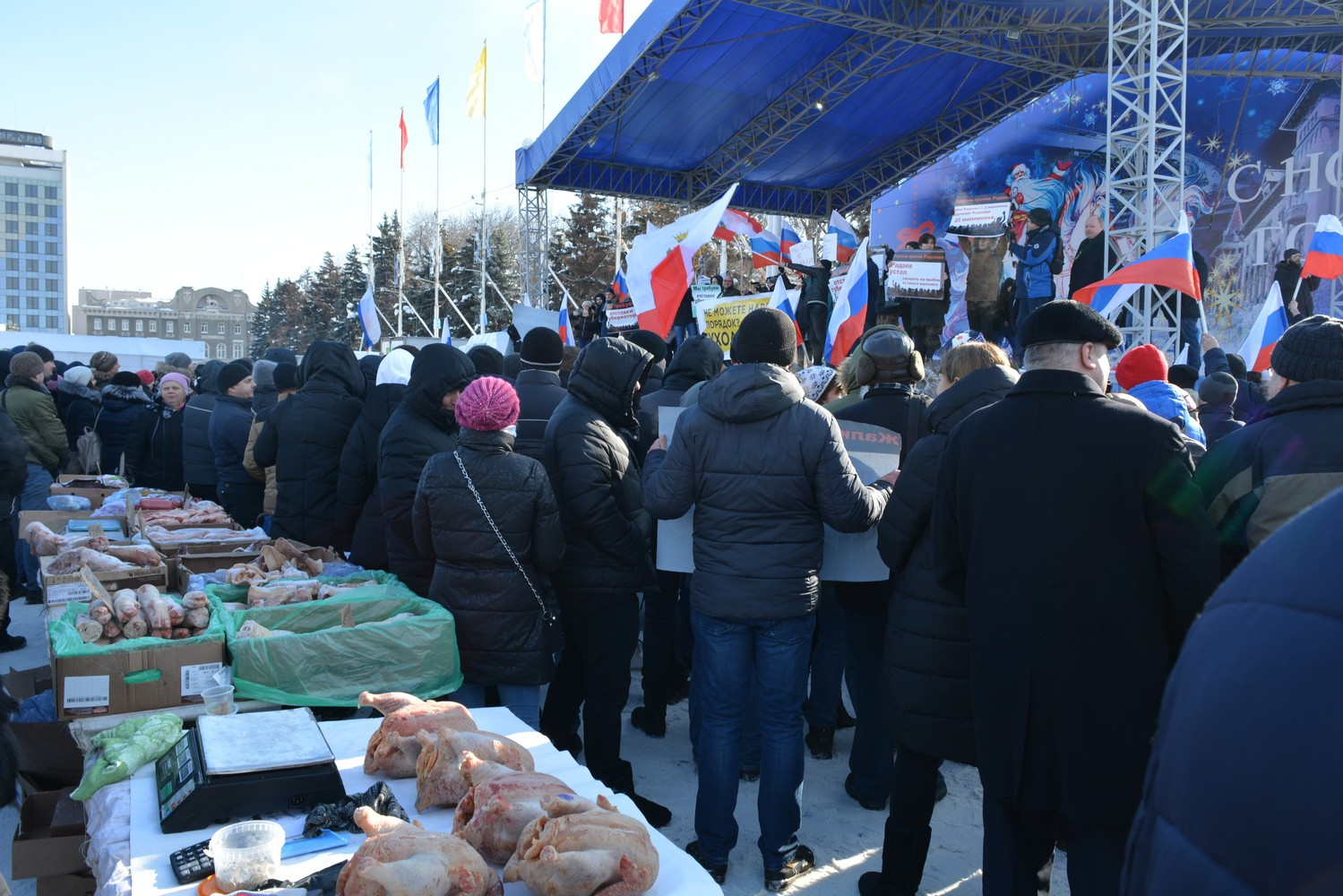 Ярмарка на площади Ленина в Саратове выступление народных. Митинг саратов сегодня