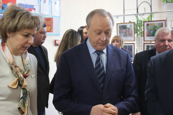 министр социального развития Саратовской области Ирина Бузилова и губернатор Валерий Радаев