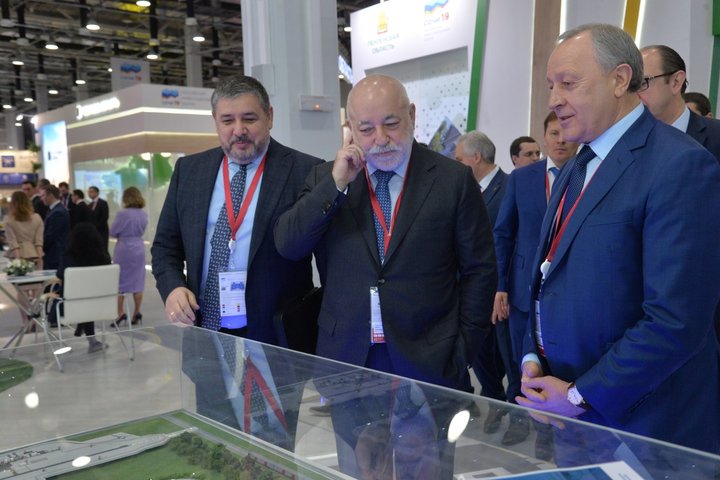 Председатель совета директоров группы компаний «Ренова» Виктор Вексельберг и губернатор Валерий Радаев