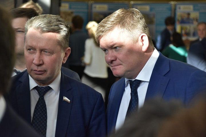Зампред Правительства области Алексей Стрельников (слева) и глава города Михаил Исаев