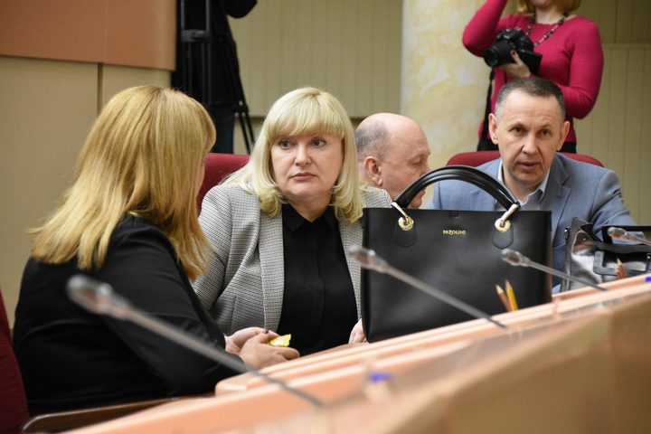 Депутат Облдумы Юлия Ермакова (в центре)