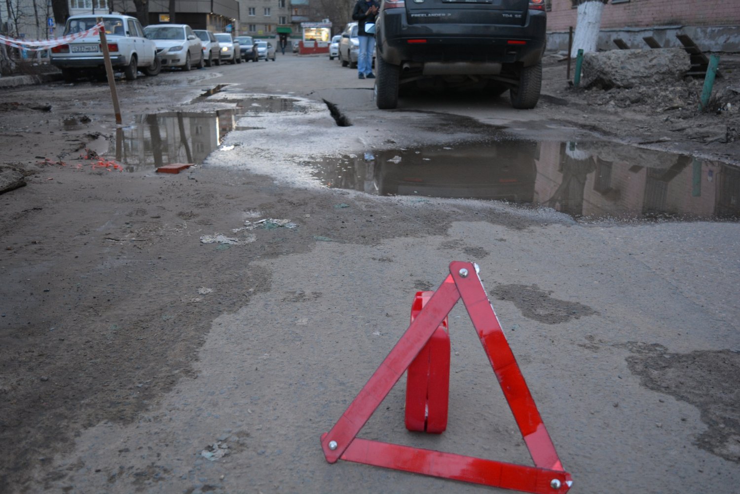 В центре Саратова под внедорожником на ходу провалился асфальт: водителя  спасла подушка безопасности — ИА «Версия-Саратов»