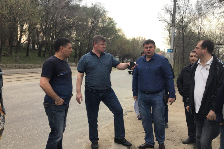 Глава города Михаил Исаев (в центре слева) и начальник управления дорожного хозяйства области Геннадий Свиридов