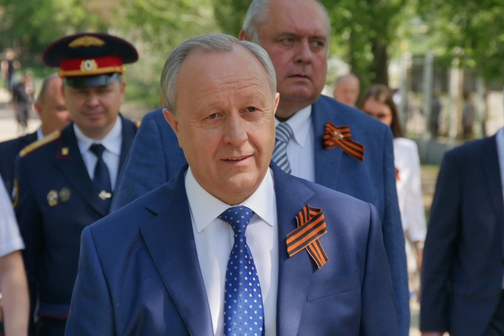 На переднем плане - губернатор Саратовской области Валерий Радаев