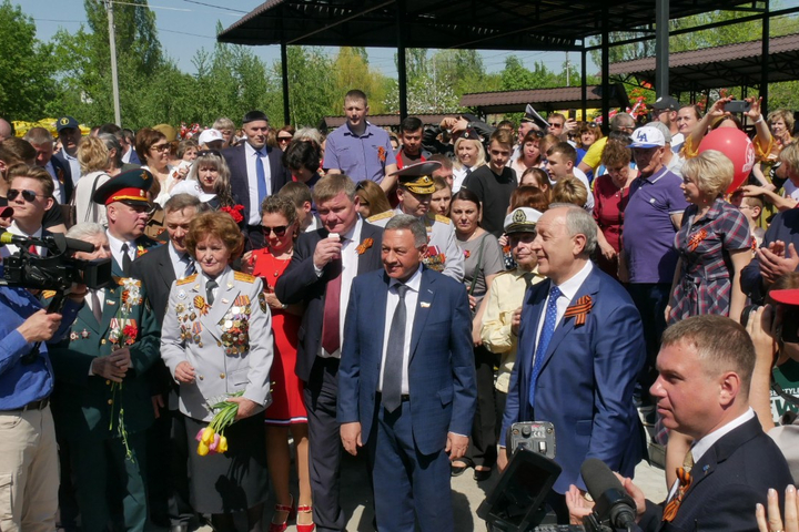 Глава ОП области Борис Шинчук, губернатор Валерий Радаев (в центре)