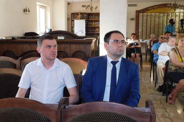 Замминистра внутренней политики и общественных отношений правительства Саратовской области Дмитрий Конусов (справа)
