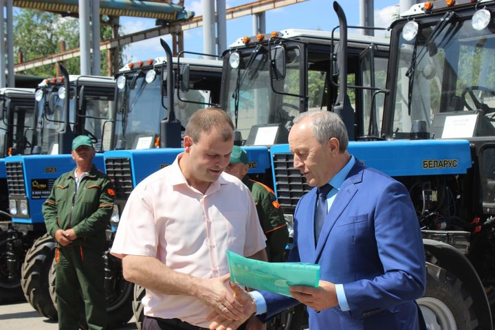 губернатор Саратовской области Валерий Радаев (справа)
