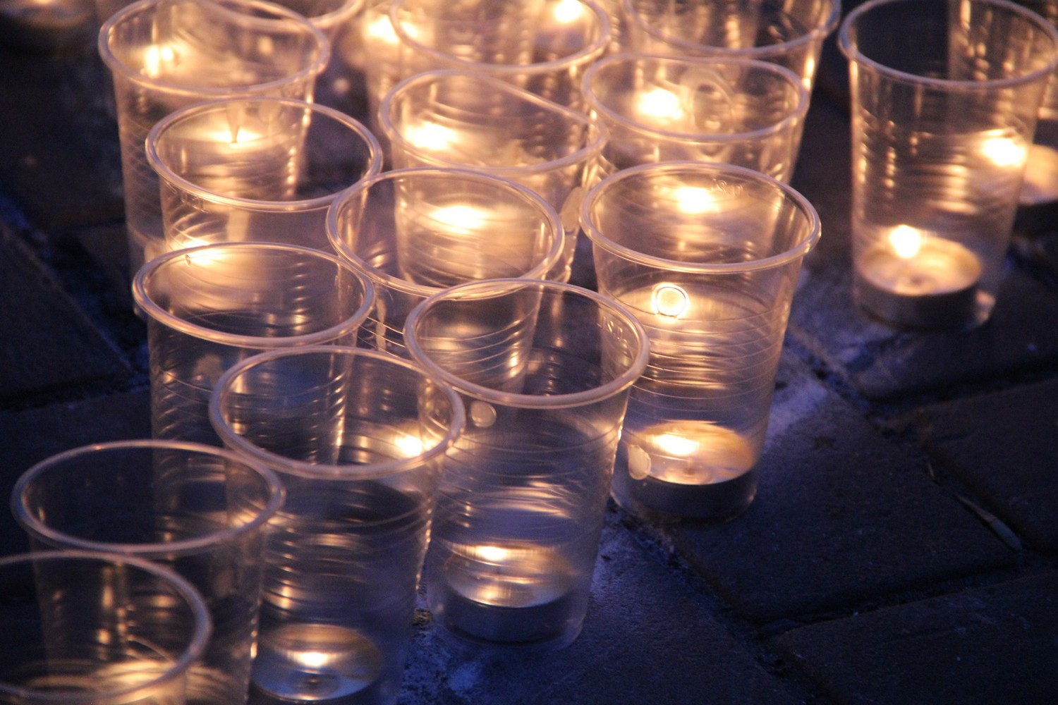 Симфония любви и 1000 свечей. 1000 Свечей. Выложить из свечей на 9 мая. Город тысячи свечей. Люминари тысяча свечей Ессентуки.