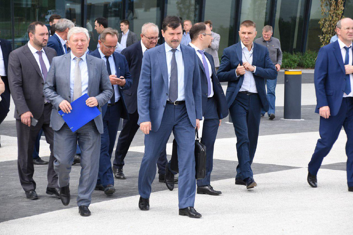 Руководитель Росавиации Александр Нерадько (по центру) 