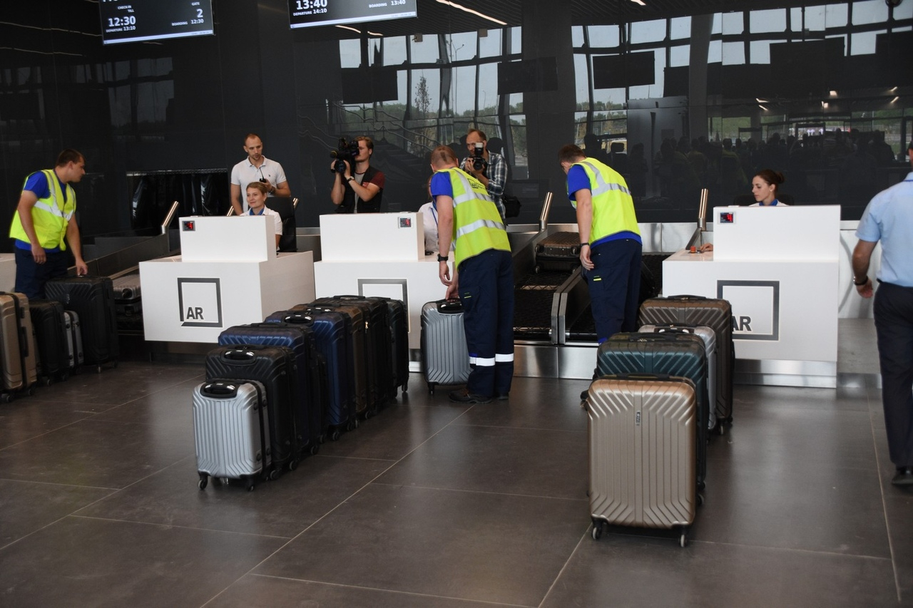В аэропорту можно сдать. Багаж на стойке регистрации. Аэропорт прием багажа. Стойка регистрации в аэропорту. Регистрация багажа в аэропорту.