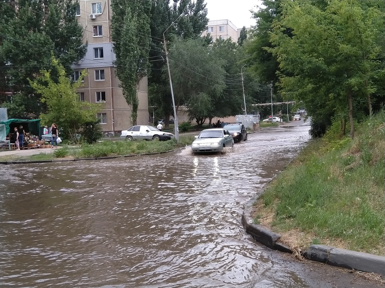 Коммунальная авария на Куприянова: детскую площадку и дорогу залила «река»  — ИА «Версия-Саратов»