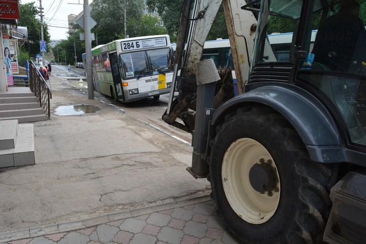 Энгельс автобус 284б. Маршрутный автобус провалился в яму в Мурманске.