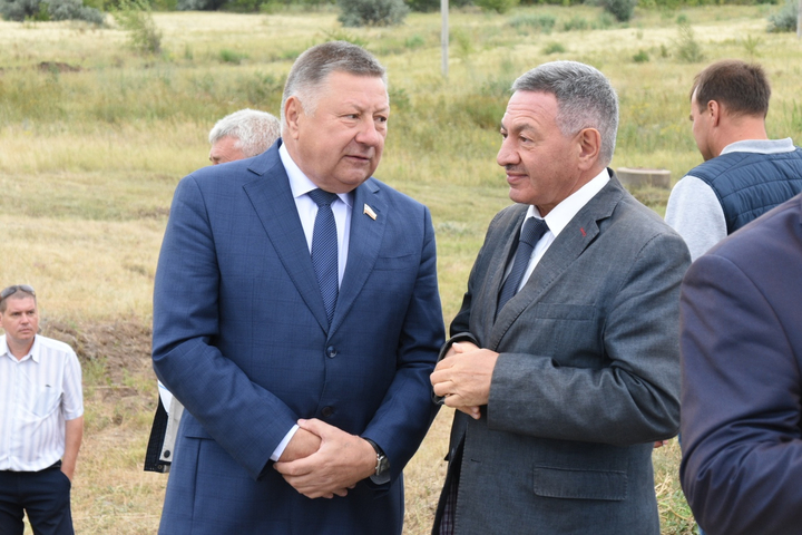 Председатель облдумы Александр Романов и глава Общественной палаты области Борис Шинчук