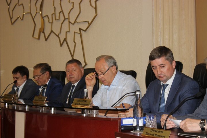 Валерий Радаев (второй справа)