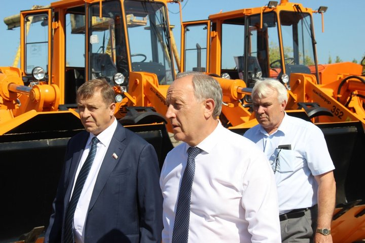 Министр транспорта и дорожного хозяйства Саратовской области Николай Чуриков и губернатор Саратовской области Валерий Радаев