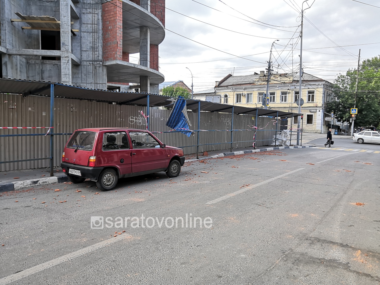 В центре города на припаркованную у стройки «Оку» упал кирпич — ИА  «Версия-Саратов»