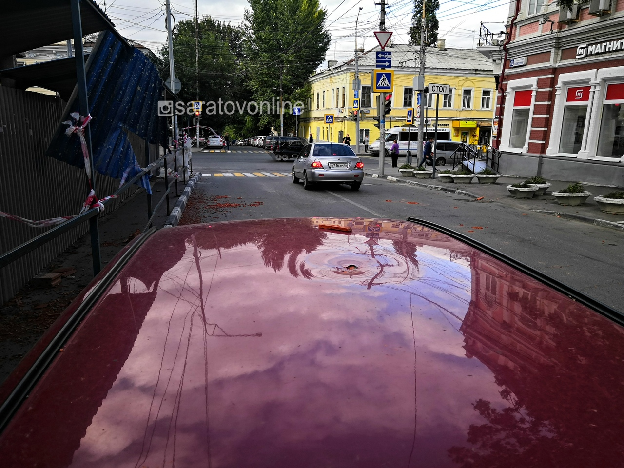 В центре города на припаркованную у стройки «Оку» упал кирпич — ИА  «Версия-Саратов»