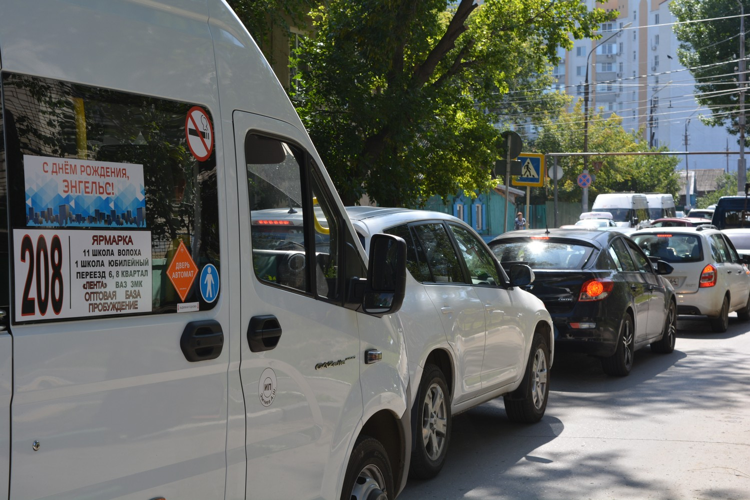 Обратная сторона праздника: автолюбители и пассажиры автобусов застряли в  пробках из-за перекрытия центра Энгельса — ИА «Версия-Саратов»