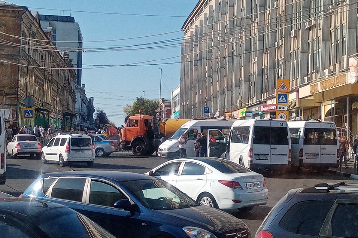 перекрытие движения на перекрестке улиц Радищева и Кутякова