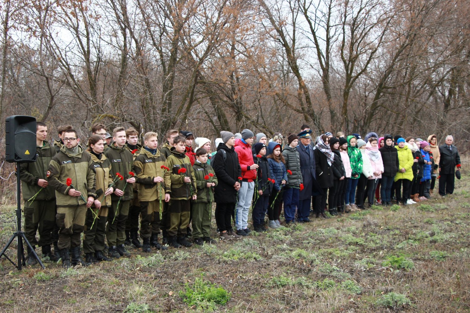 Отряд в могильнике. Поселок Первомайский Балашовский район. Поисковый отряд рубеж Саратов. Поселок Первомайский Балашовский рай. Перезахоронение останков.