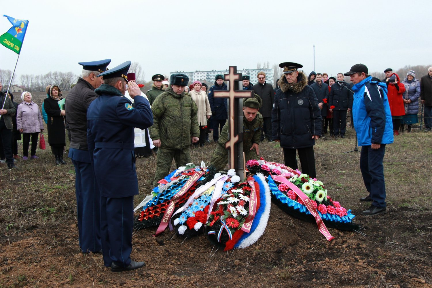 Сколько погибло саратовских на украине. В Балашове перезахоронили лётчиков. Перезахоронение останков. Могила перезахоронение. Перезахоронение кладбища.