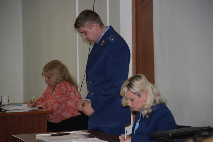  прокурор Ирина Шишкина (справа)