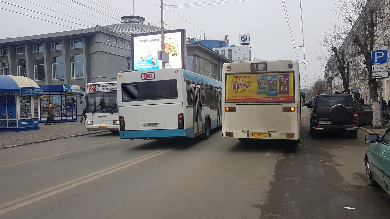 Автобус на «аварийках» полностью перекрыл движение в центре города — ИА  «Версия-Саратов»