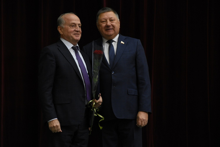 Председатель облдумы Александр Романов (справа)