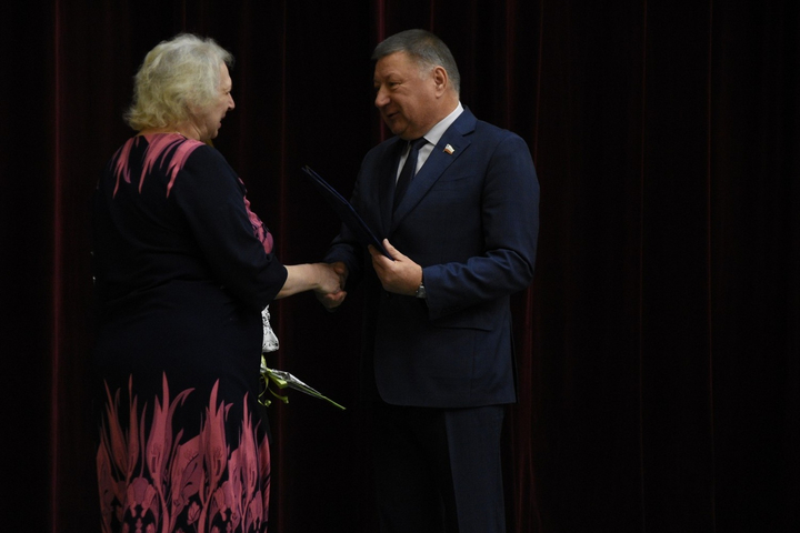 Председатель облдумы Александр Романов (справа)