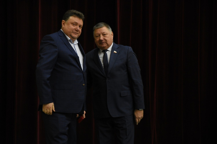 Депутат облдумы Ирфан Аблязов и председатель облдумы Александр Романов