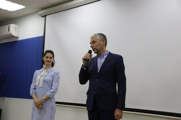  Пресс-аташе флешмоба Марина Андрофагина и председатель правления банка «Агророс» Дмитрий Кондрацков