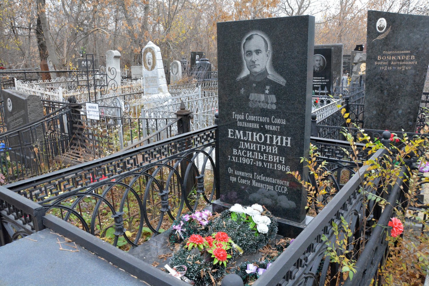 Могила Белявского на Кузьминском кладбище