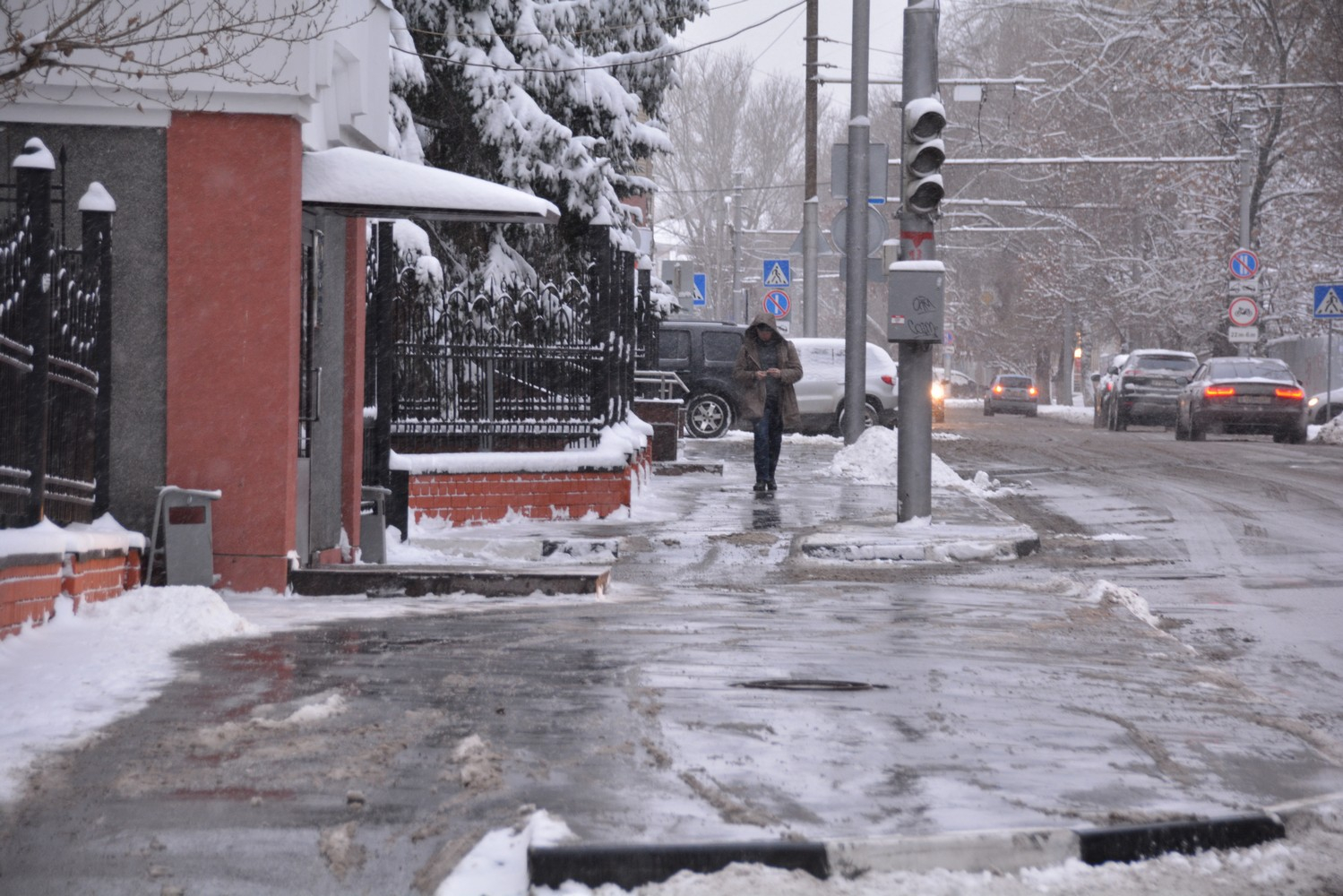 Давление саратов сегодня. Саратов сугробы 2019. Снегопад в Саратове 2019. Снег в Саратове сегодня. Снегопад в Саратове сегодня.