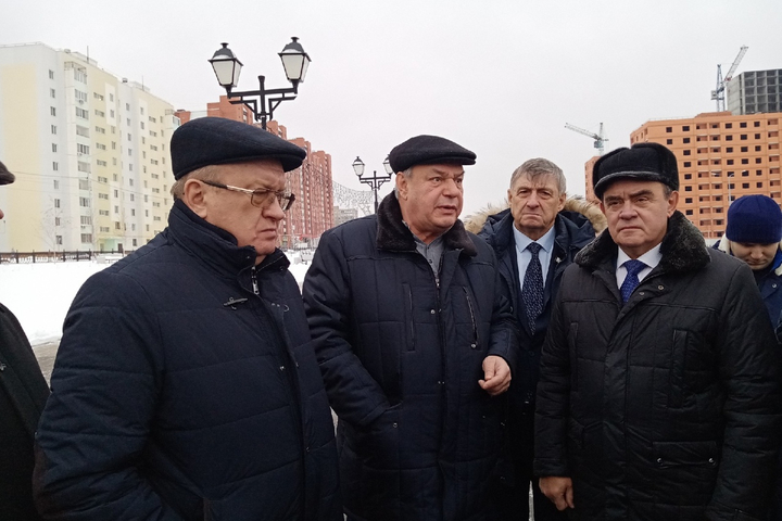 депутат облдумы Леонид Писной (второй слева)