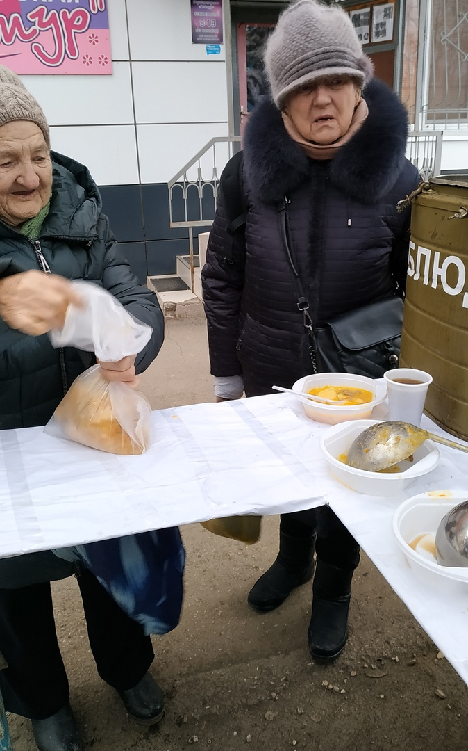 Работа в энгельсе сегодня. Волонтеры раздают еду. Погода в Энгельсе. Невеста раздает еду. Волонтеры раздают пищу нуждающимся.