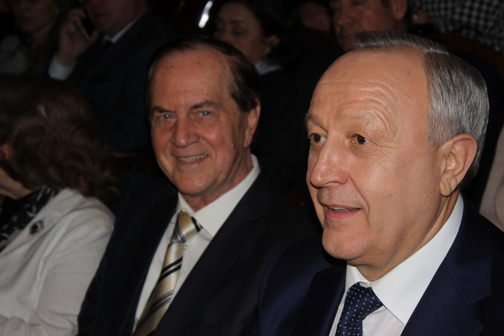 губернатор Валерий Радаева (справа)