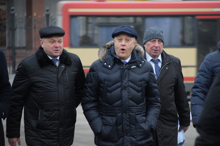 губернатор Валерий Радаев (в центре), депутат облдумы Николай Кузнецов (справа)