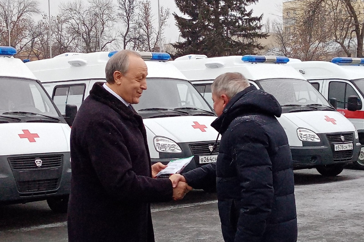 Губернатор Саратовской области Валерий Радаев (слева)