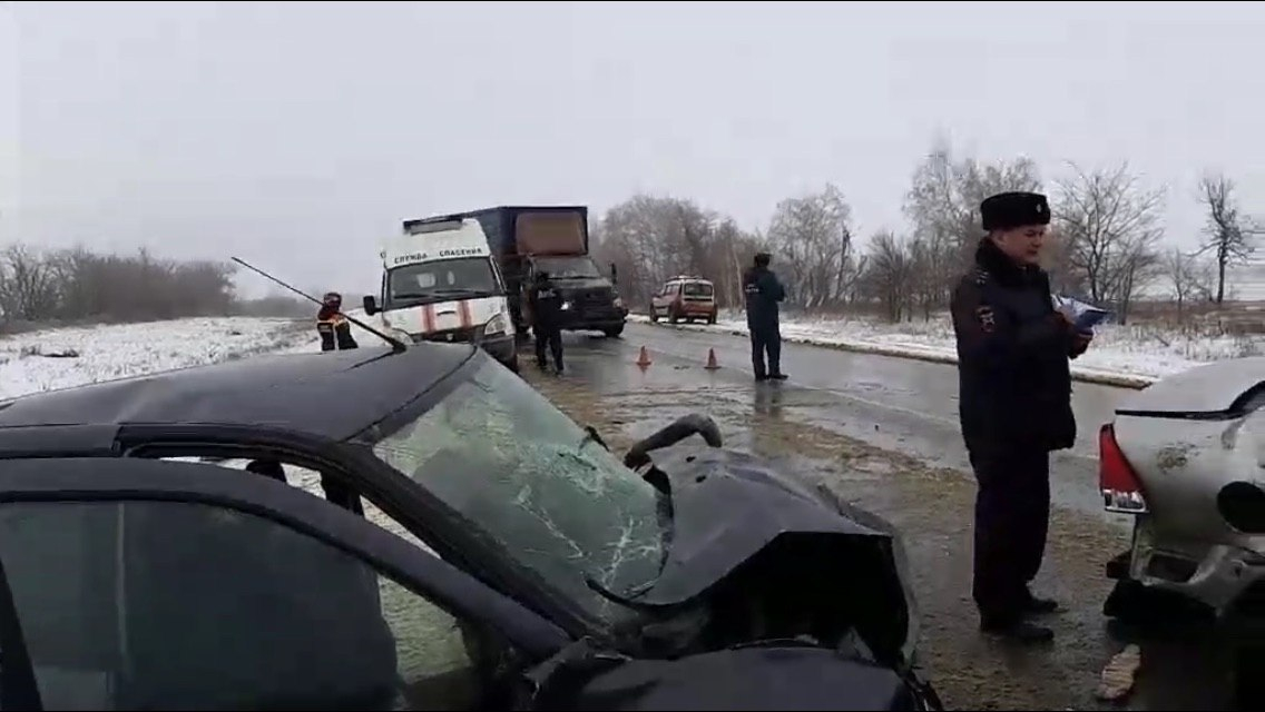 Т п саратовский. ДТП на трассе Саратов Воронеж. Аварии Саратов.области Татищевский район. Авария Саратовская область Форд фокус.