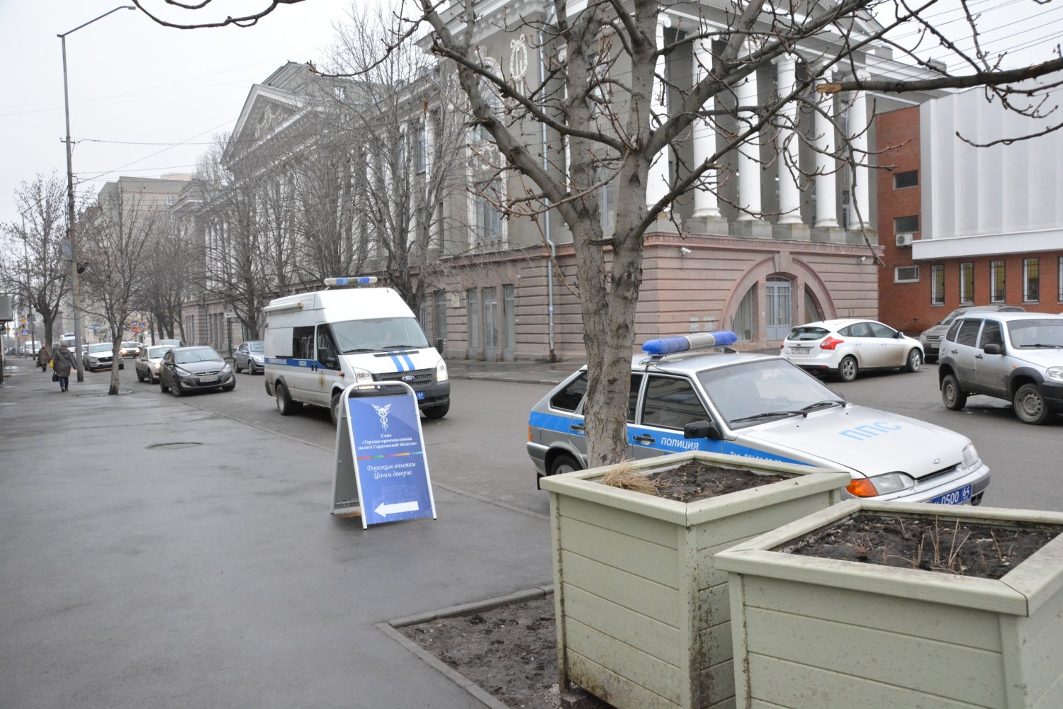 Полицейские и ОМОН съехались к гаражу мэрии Саратова. Фото и видео |  19.02.2020 | Саратов - БезФормата