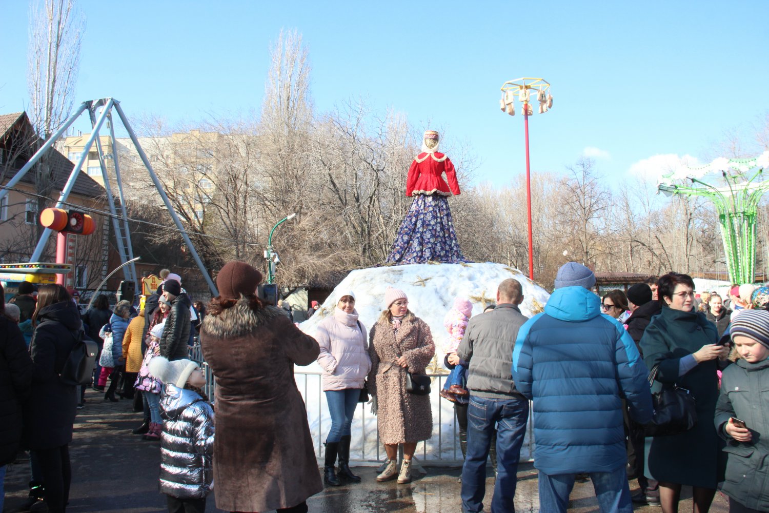 Масленица в нижнекамске. Фестиваль Масленица Сухобузимо.. Масленица Саратов. Массовые гуляния на Масленицу. Празднование Масленицы в Калининграде.