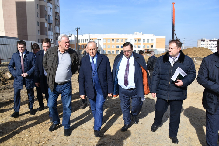 Губернатор Валерий Радаев и депутат облдумы Леонид Писной (в центре, справа налево)