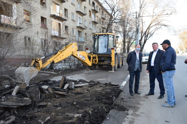 Мэр Саратова Михаил Исаев (в центре)