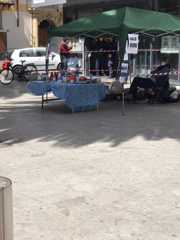 Люди оставляют еду для нуждающихся возле магазина в Палермо