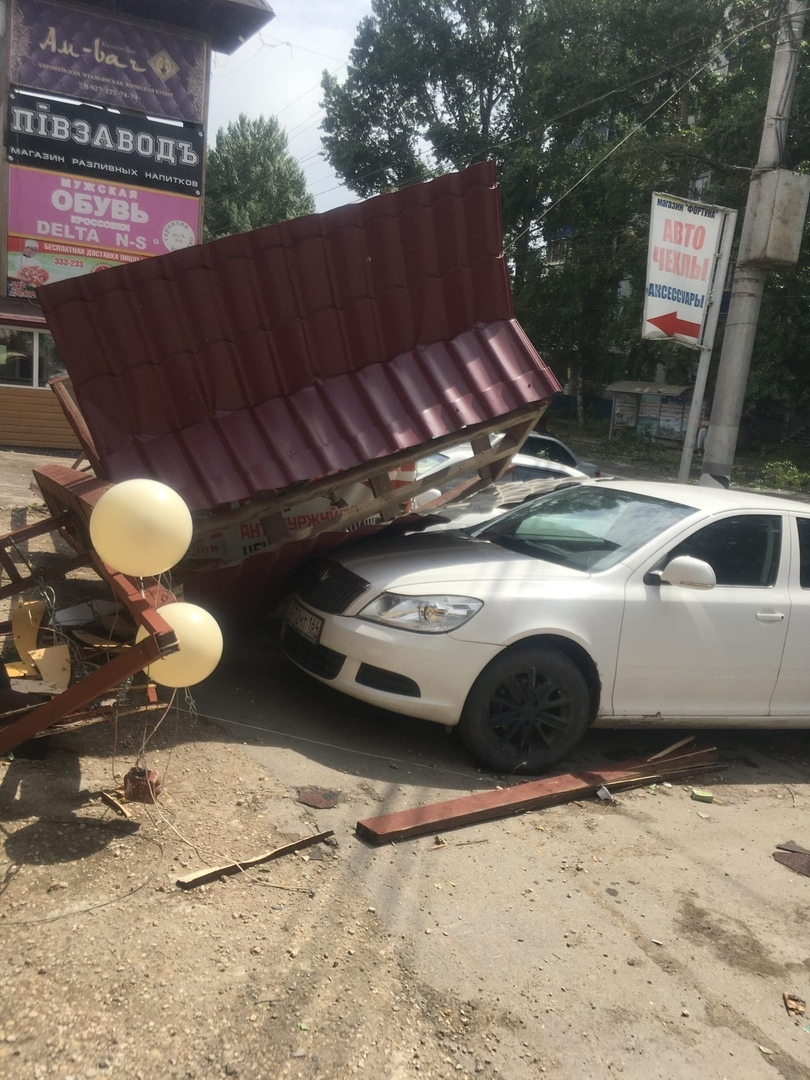 В Балаково ураган повалил деревья и опрокинул автомобили | 14.07.2020 |  Саратов - БезФормата