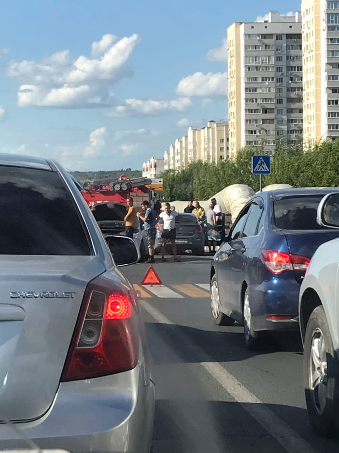 На Топольчанской столкнулись четыре автомобиля. К месту аварии приехали  ГИБДД и пожарные — ИА «Версия-Саратов»