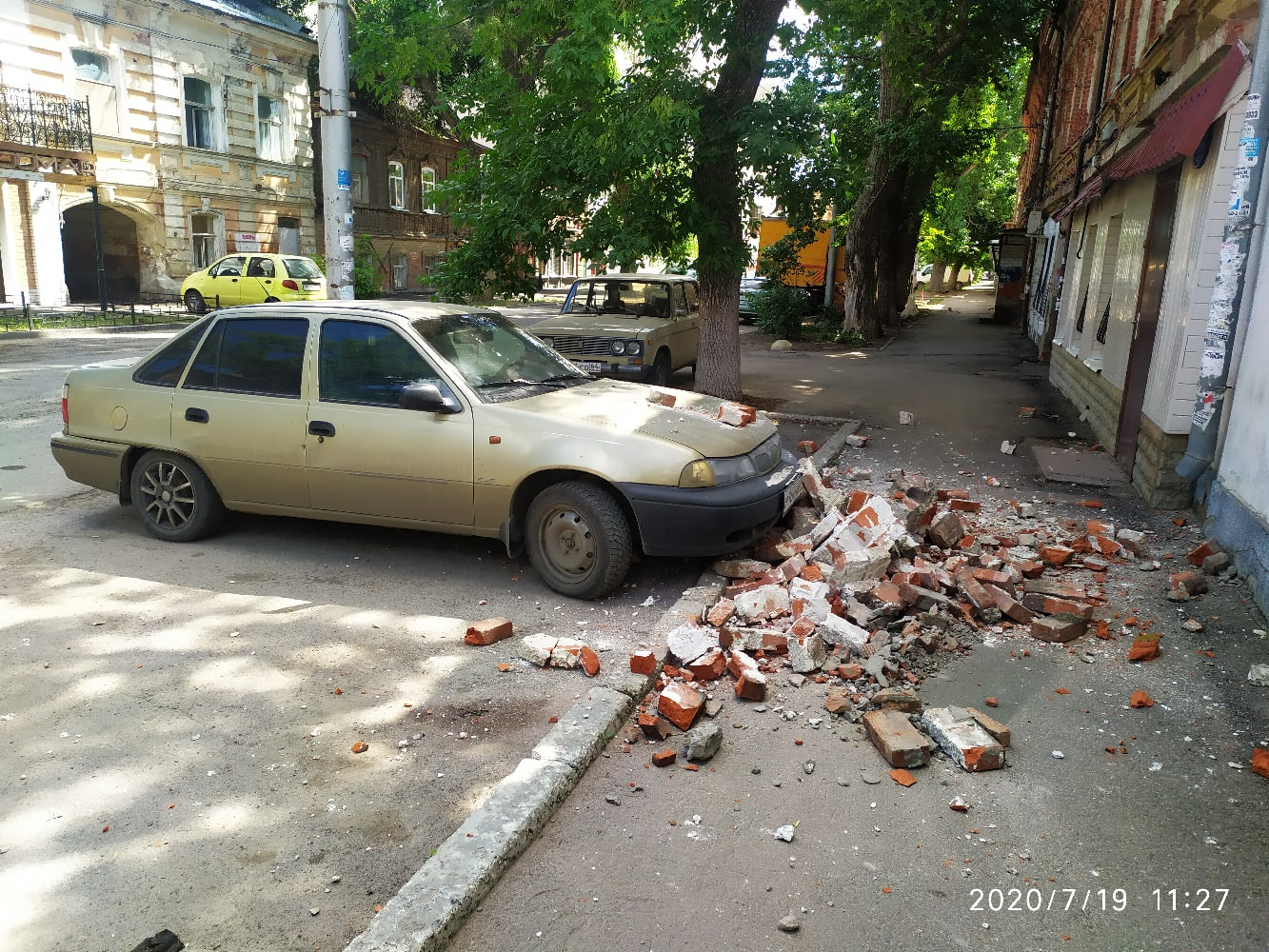 На Челюскинцев обрушилась часть кирпичной стены дома, построенного более  века назад — ИА «Версия-Саратов»